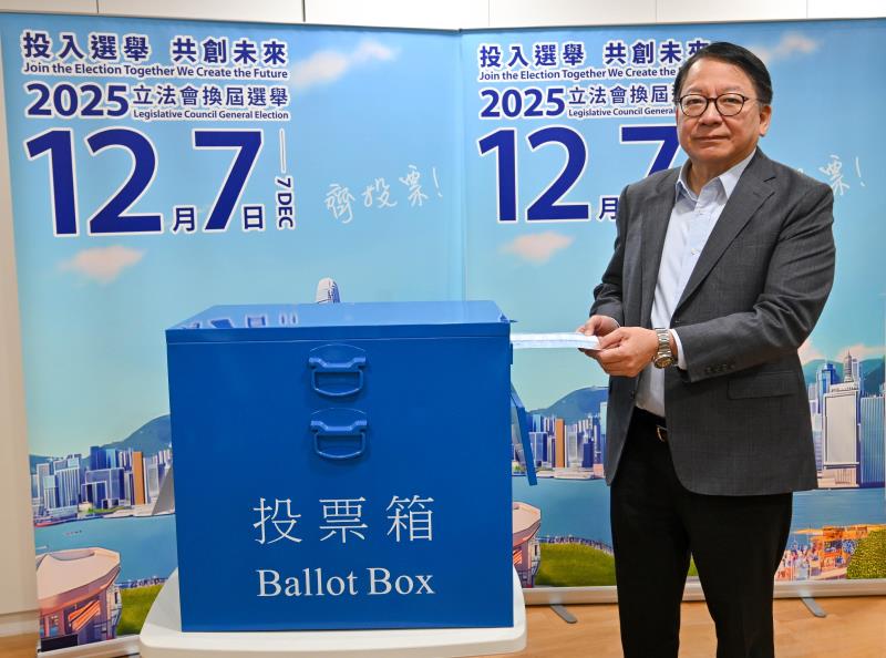 政務司司長陳國基投票後表示，明白大家對宏福苑火災仍然感到傷痛，但香港要向前行，立法會對未來施政很重要。(政府新聞處圖片)