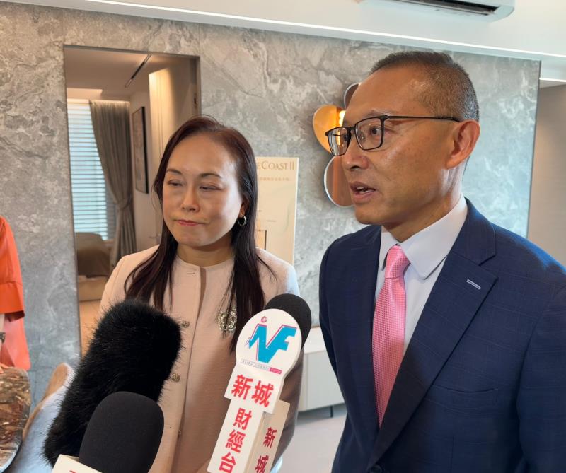 長實營業部首席經理郭子威（右）預料，美國明年減息4次，本港樓市樂觀向好。方穎暉攝。