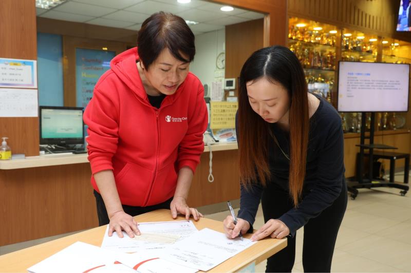 香港救助兒童會透過大埔 11 間學校向受影響的學生發放援助，圖為有關學 校代表接收支票。