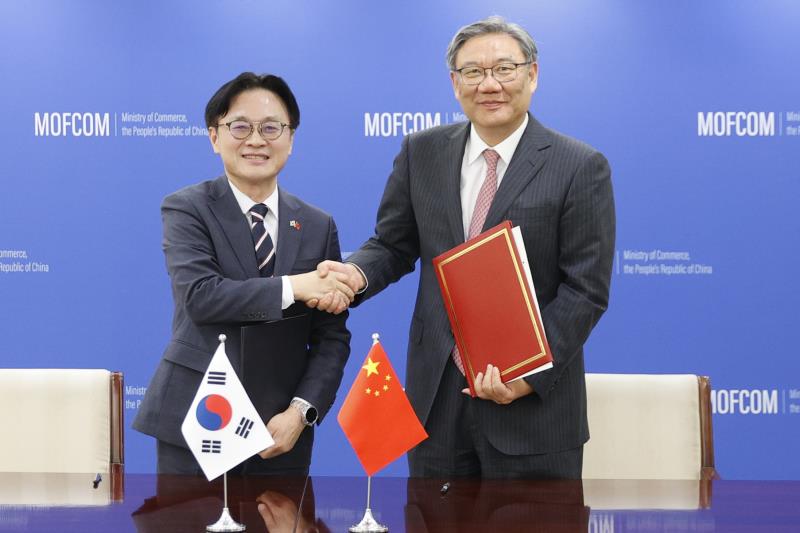 商務部部長王文濤(右)在北京，會見南韓產業通商部長官金正官(左)。商務部圖片。