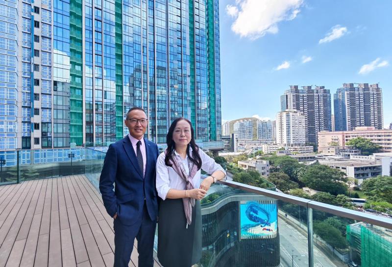 長實Blue Coast II再錄兩伙4房成交，郭子威(左)表示，正考慮下周上調高層4房單位的招標意向價約百分之5。
