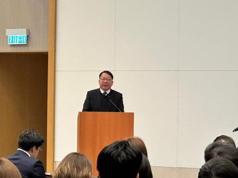 陳國基表示政府重視火災跟進和善後工作，會盡快推動有關改革。 (梁雪瑩攝)