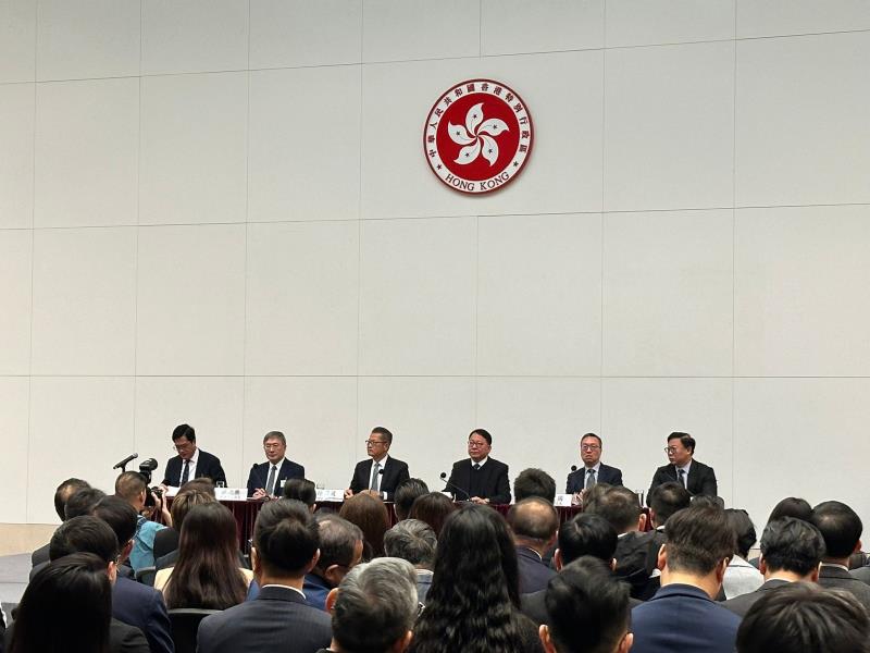 政府早上在政府總部與候任議員交流，各司局長都有出席。 (梁雪瑩攝)