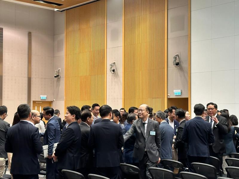 交流討論如何促進立法交流溝通，以及加強香港經濟發展。 (梁雪瑩攝)