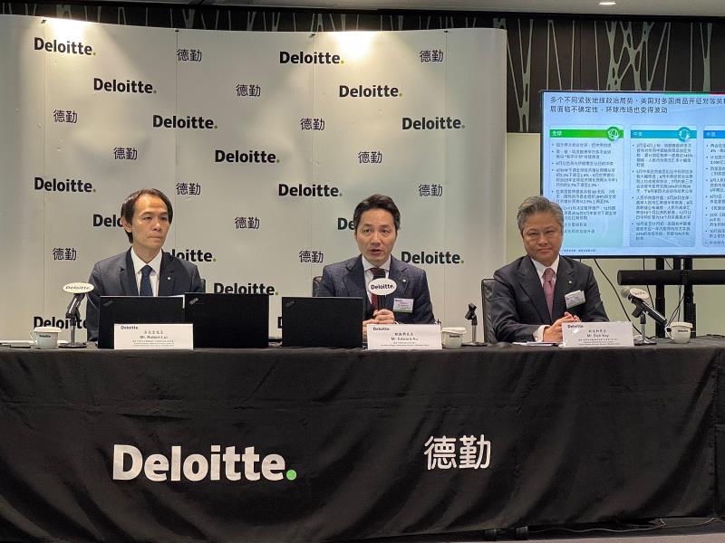 德勤中國華南區主管合夥人歐振興（中）表示，簡化每手股數單位有助提升企業流動性。方穎暉攝。