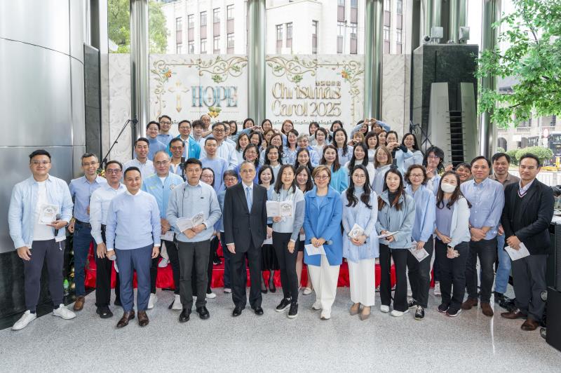 「長江活水」頌唱團連續第12年舉辦聖誕報佳音活動，李澤鉅聯同楊逸芝與全體頌唱團成員合照。