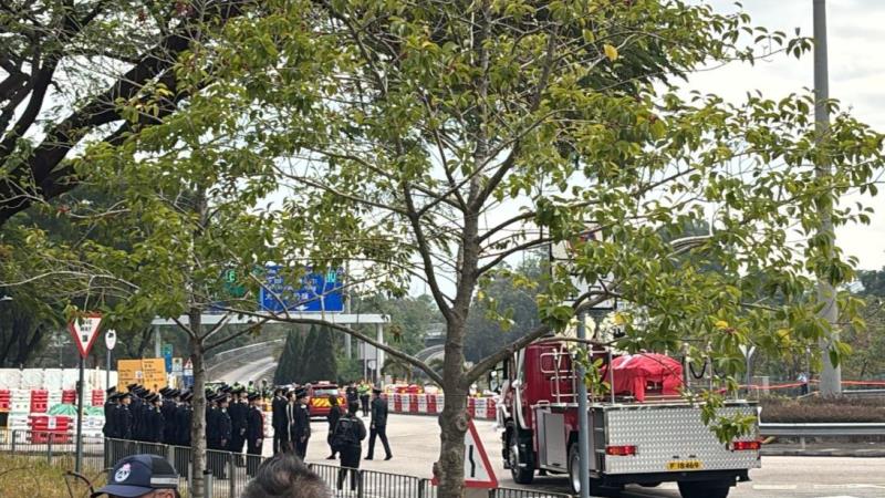 載著何偉豪靈柩的消防車抵達大埔宏福苑舉行路祭。(聽眾提伿照片)