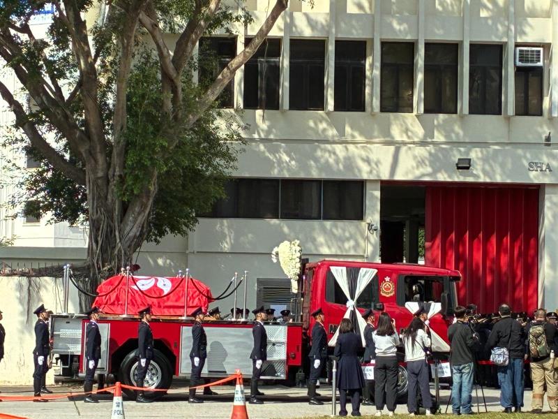 靈柩駛至何偉豪生前駐守的沙田消防局，響起落更鐘，象徵何偉豪完成使命。(聽眾提伿照片)