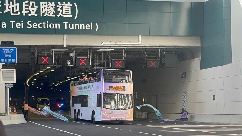 陳美寶乘搭開篷巴士衝過綵帶，喻意中九龍道油麻地段正式開通。(左樂瑤攝)