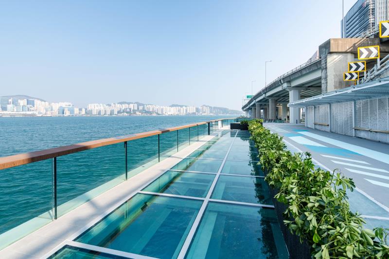 明日開放的北角東岸板道（東段）設有體驗式玻璃觀景台，可讓遊人感受腳下的維港。(政府新聞處圖片)