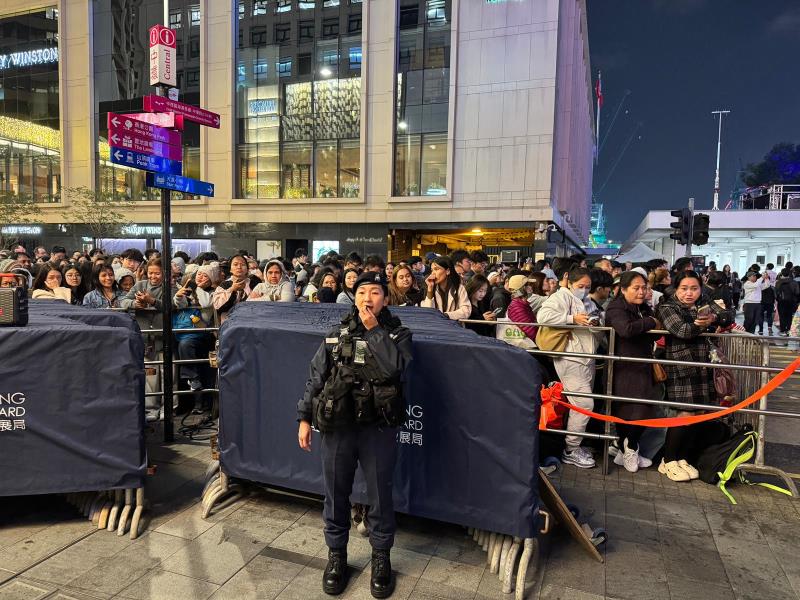 警察實施人潮管制措施。 （許詩彤攝）