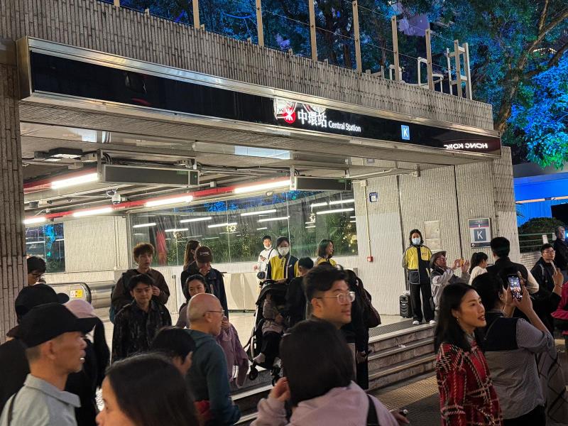 為配合人潮管制措施，港鐵部分中環站出口要臨時關閉。 （許詩彤攝）