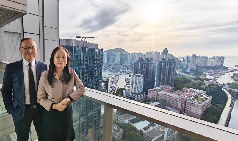 長實營業部副首席經理楊桂玲（右）預料，豪宅表現將跑贏大市。長實供圖。