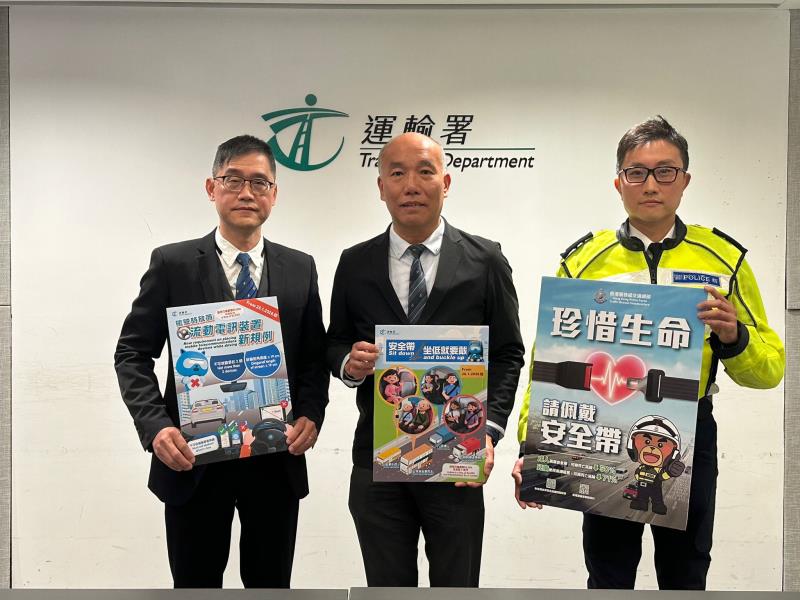 運輸署助理署長區家傑(中間)表示，安全帶能發揮關鍵保護作用。(梁雪瑩攝)