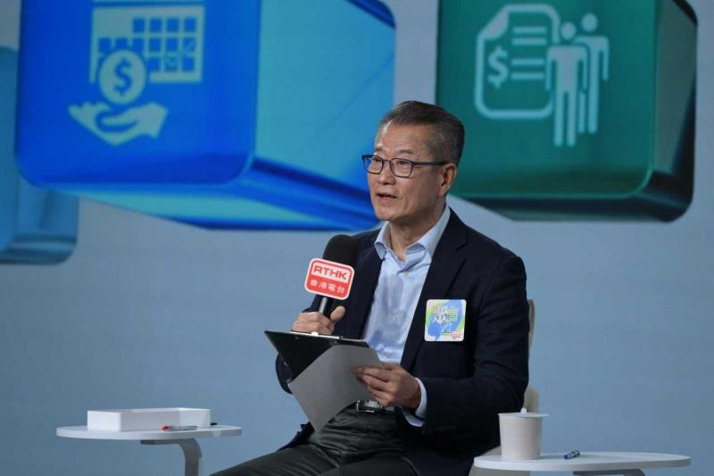 財政司司長陳茂波圍繞「經濟發展」、「公共財政」及「社會民生」三大方向，討論在現 時的財政狀況下，如何推進香港長遠發展，改善民生福祉，以及應對未來可能面對的各項挑戰。 (港台提供)