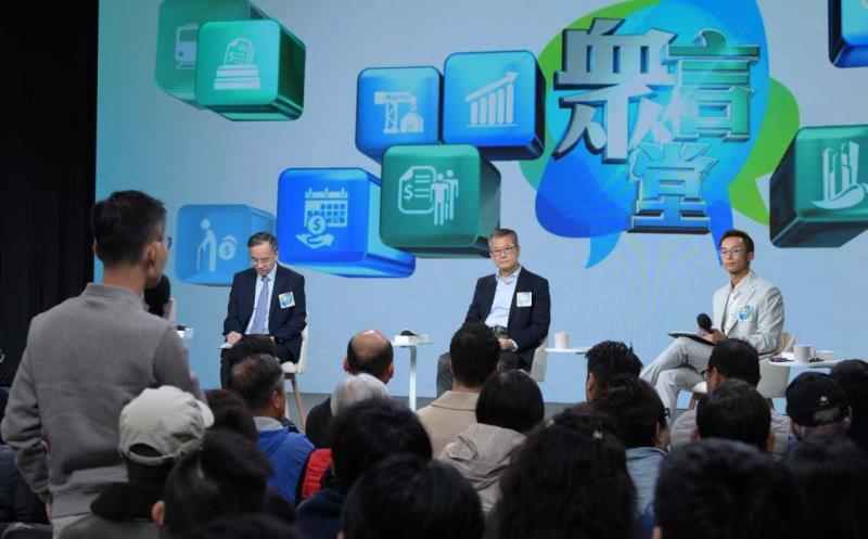 財政司司長陳茂波圍繞「經濟發展」、「公共財政」及「社會民生」三大方向，討論在現 時的財政狀況下，如何推進香港長遠發展，改善民生福祉，以及應對未來可能面對的各項挑戰。 (港台提供)