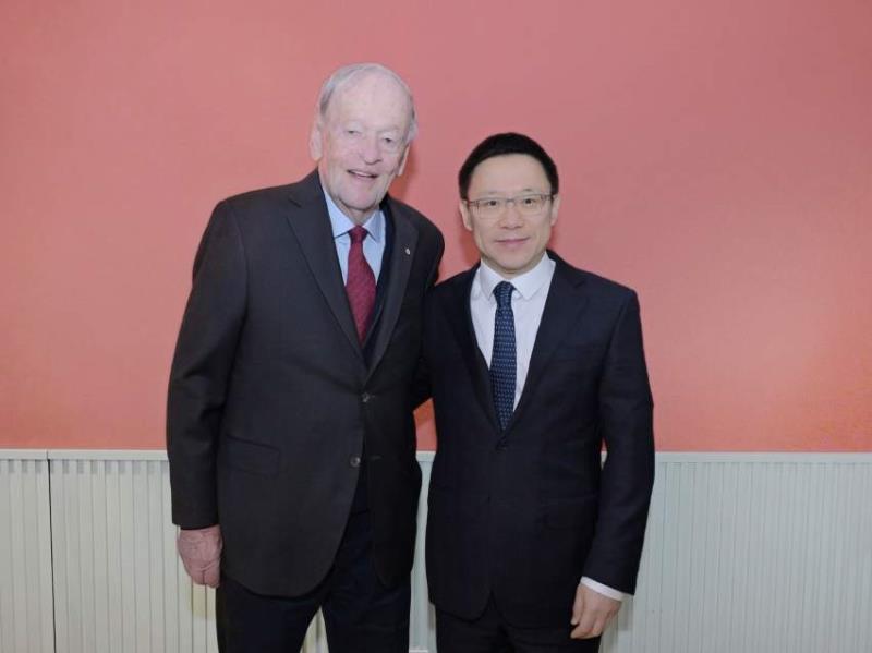 財政部副部長廖岷(右)，會見加拿大前總理克雷蒂安，就中加關係和中加經貿關係、中加雙向投資等議題進行交流。財政部圖片。