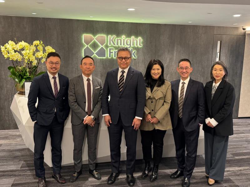 萊坊大中華區研究及諮詢部主管王兆麒（左一）預期，今年住宅樓價升百分之5至8。方穎暉攝。