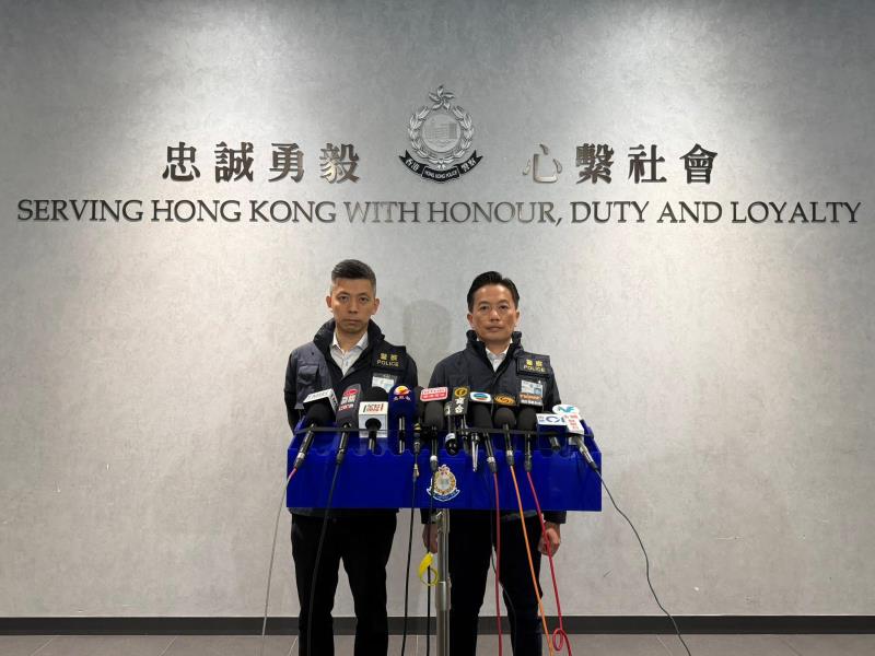 東九龍總區刑事總部警司黃奕隆(右)指，警方昨日中午於深圳灣口岸接收公安移交的疑犯。 (梁雪瑩攝)