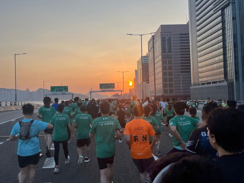 香港馬拉松清晨舉行，各賽程分別在尖沙咀彌敦及港島東區走廊起步。(左樂瑤攝)