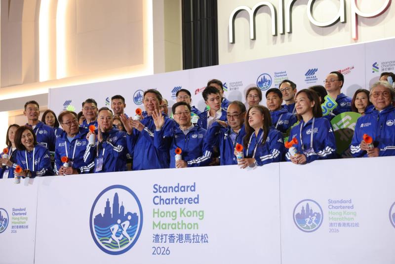 行政長官李家超清晨在尖沙咀彌敦道主持香港馬拉松起步禮。(李家超社交網頁圖片)