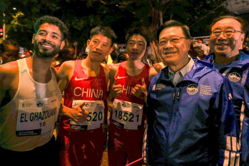 李家超指香港馬拉松歷年吸引海內外跑手參加，鞏固香港作為國際體育盛事之都地位。(李家超社交網頁圖片)
