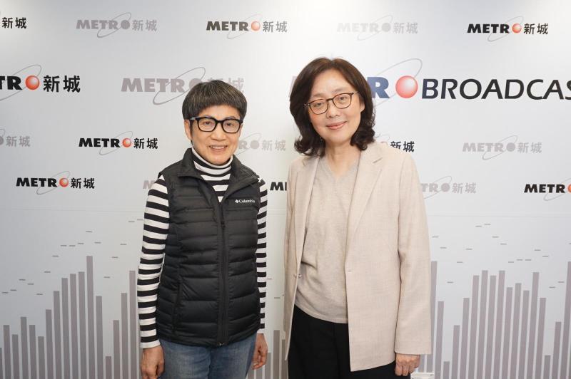 甯漢豪(右)說，3幅專上學生宿舍地皮，不會以住宅地作定價，亦會在地契訂明不可拆售。