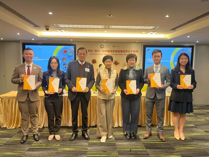 周嘉俊(左一)建議政府促進跨專業協作，提高市民的中醫藥素養。 (左樂瑤攝)