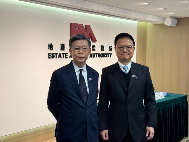 地產代理監管局主席蕭澤宇（右）表示，去年投訴個案上升與一手交投增加有關。方穎暉攝。