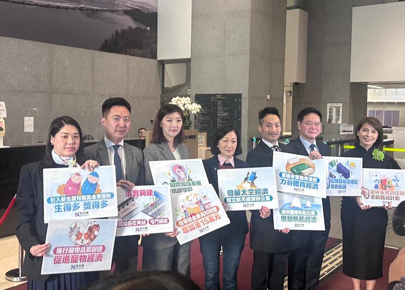 葉劉淑儀(左四)表示，會再提醒全體黨員要注意個人行為，以落實港澳辦主任夏寶龍的忠告。袁曉琪攝