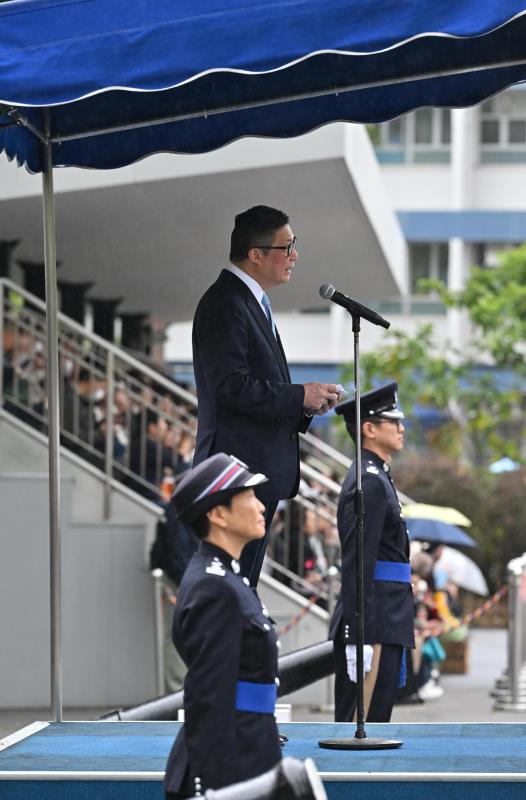 鄧炳強檢閱畢業的見習督察和學警，認為警員應具備鐵骨、仁心及慧眼。政府新聞處。