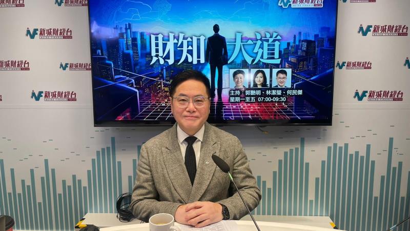 羅卓堅預料，政府本年度經常帳將錄得盈餘，整體財政赤字為14億元。