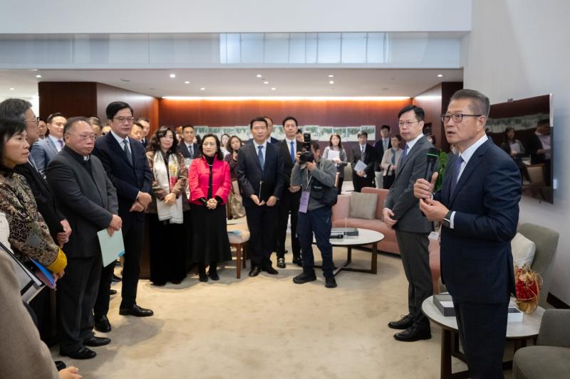 陳茂波(右一)聯同多名官員出席前廳交流會。 (圖片來源:立法會)