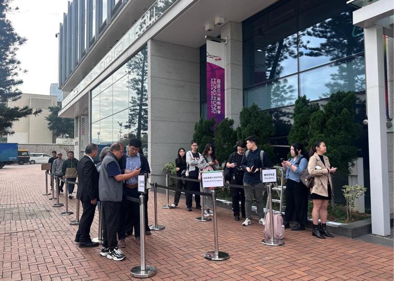 宏福苑獨立委員會在中環展城館開指示會議，20多名公眾人士等候旁聽。(袁曉琦攝)