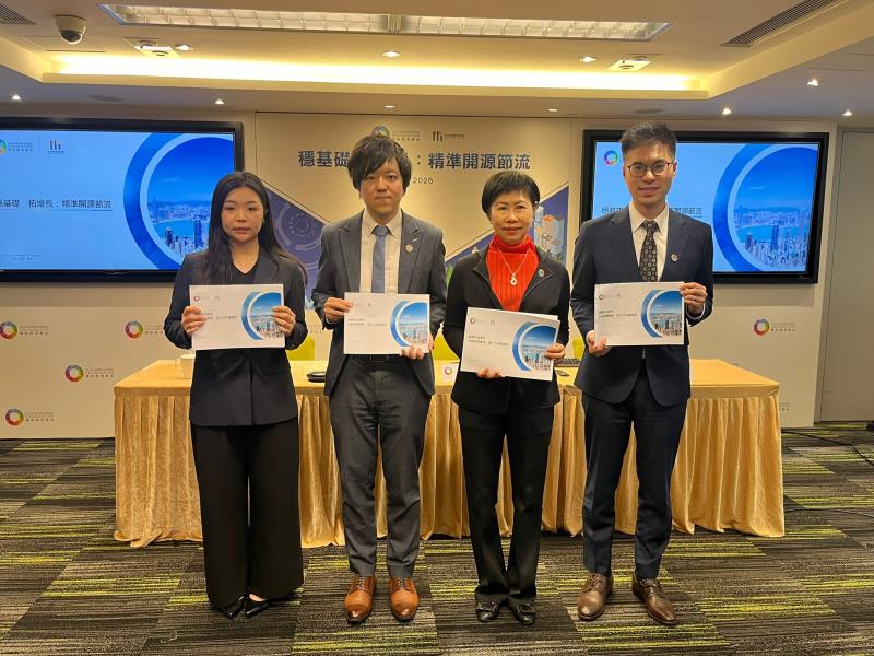 團結香港基金總裁李正儀（右二）表示，希望政府具財政韌性以深耕創新科技及拓展與其他經濟體的聯繫。左樂瑤攝。