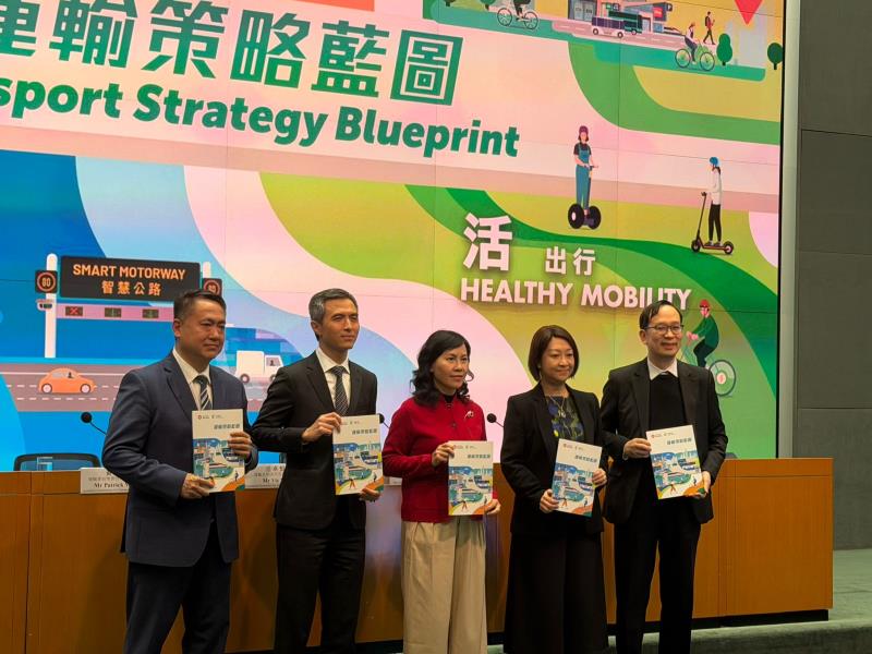 運輸及物流局公布《運輸策略藍圖》，陳美寶(中)稱會強化本地和跨境運輸基建。 (梁雪瑩攝)