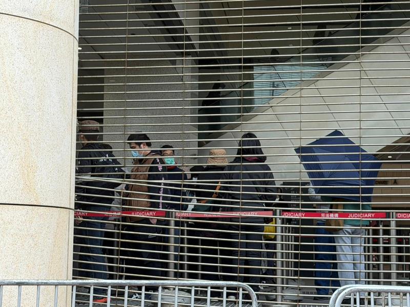 今早9時，排隊旁聽的市民陸續進入法庭。(梁雪瑩攝)