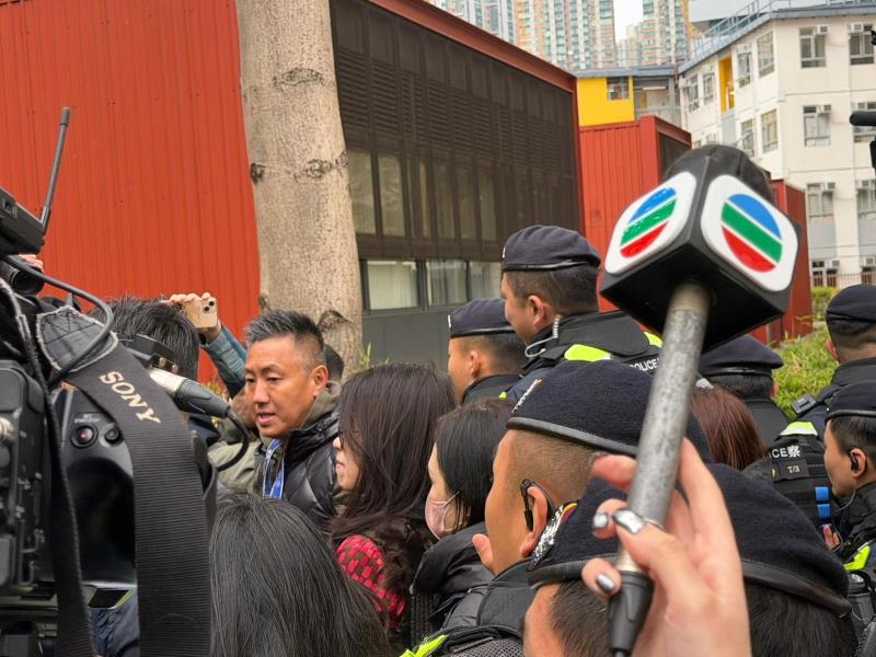 黎智英妻子李韻琴在宣讀判決後離開，被問到會否提出上訴，她未有回應。(梁雪瑩攝)