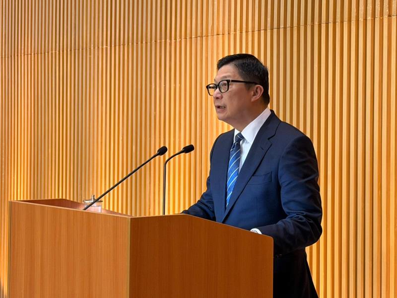 鄧炳強表示法庭判處黎智英監禁20年，反映罪行嚴重性、彰顯法律正義。 (梁雪瑩攝)