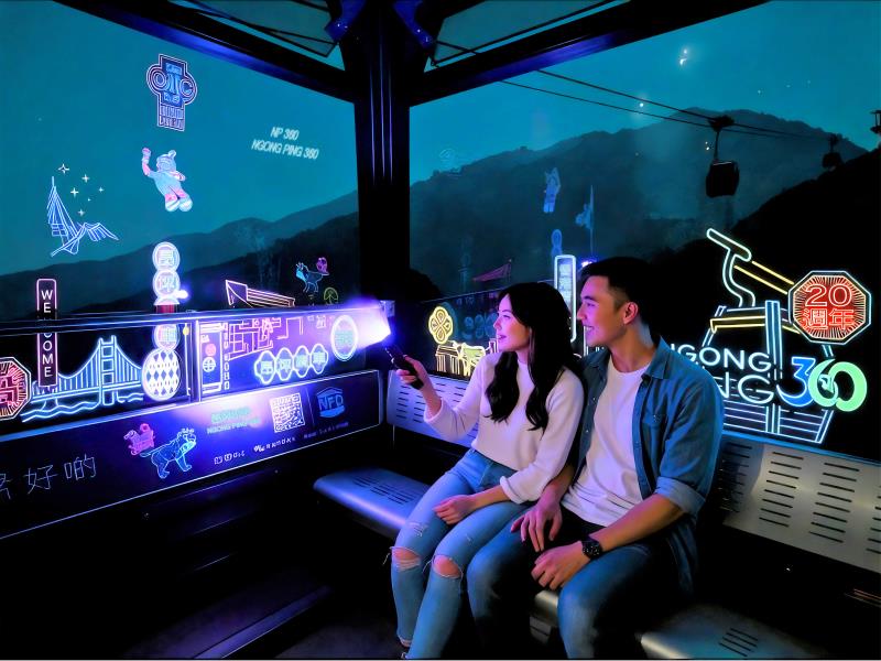 昂坪360啟用二十周年推出一系列日夜連場慶祝活動，包括在暑假特定周末加開夜間纜車，部分車廂將營造霓虹燈效果。