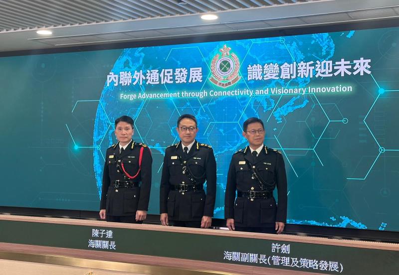 陳子達期望「完稅煙標籤先導計劃」明年第二季全面推行，有信心私煙問題能夠受控。 (袁曉琦攝)