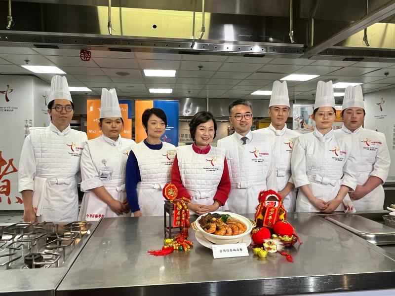 教育局局長蔡若蓮(中)出席傳媒午宴時表示，香港老師一般都會進修，相信不難滿足執業證書的要求。（李倩雯攝）