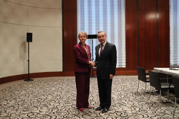 王毅(左)會見顧綺慧(右)時表示，中英應不斷釋放利好發掘合作潛能。外交部圖片。