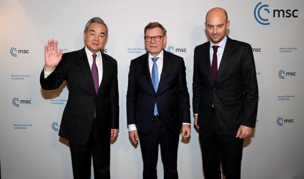 中德法三方外長會晤首次舉行，王毅(左)表示，中歐為伙伴非對手。外交部圖片。