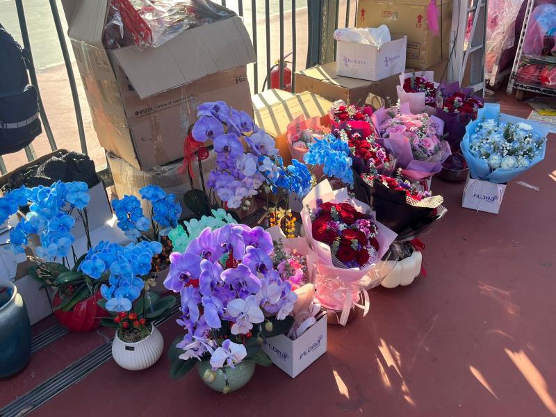 旺角花墟有檔主表示，情人節與農曆新年相近，玫瑰花束較少人選購。(左樂瑤攝)