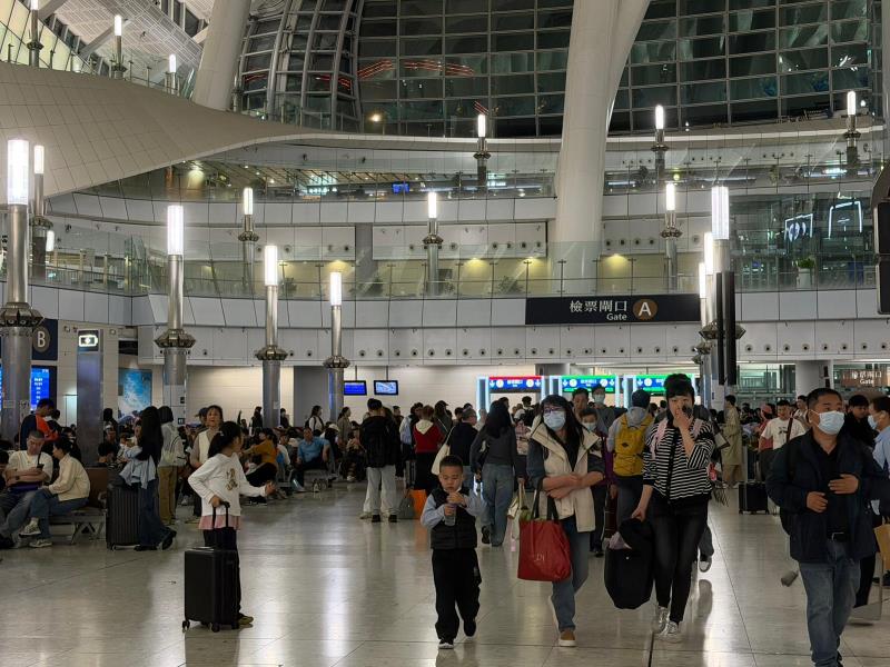 入境處預計今日是陸路出境高峰日，高鐵西九龍站有大批旅客候車。(梁雪瑩攝)