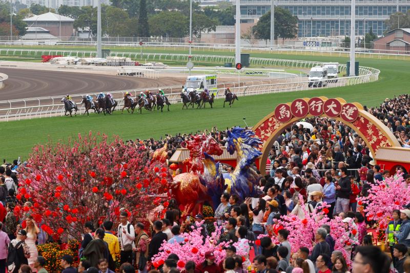 「馬年賽馬日」吸引超過九萬人進入兩個馬場共賀新歲，場內歡呼聲此起彼落，過年氣氛熱烈。 （馬會提供）