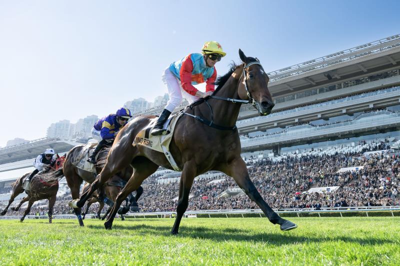 今年1月25日，「嘉應高昇」在沙田馬場攻下一級賽「百周年紀念短途盃」，追平「精英大師」的17連勝紀錄。(馬會提供)