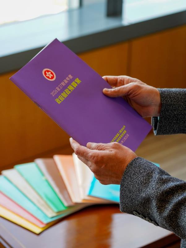 星期三發表的《財政預算案》封面為紫色，財政司司長陳茂波表示，寓意在瞬息萬變的外部環境中，香港經濟內生動力不斷增強。(財政司司長網誌圖片)