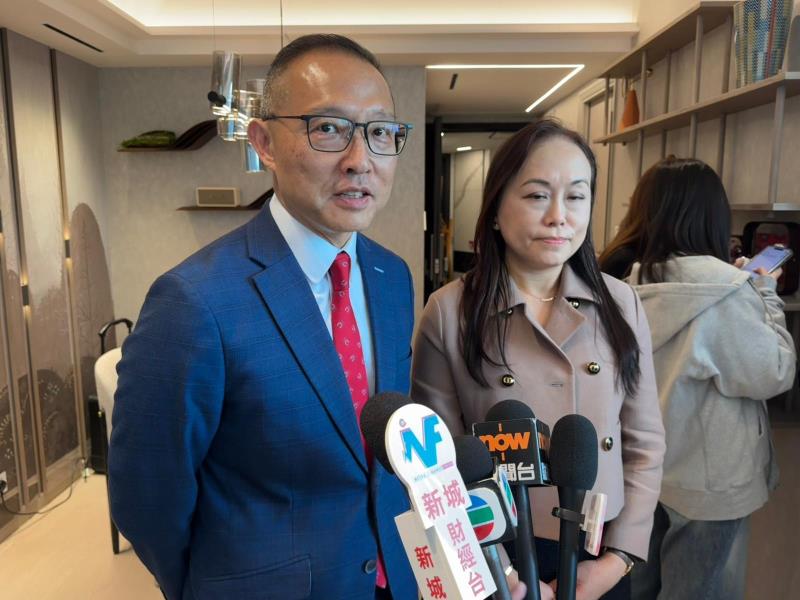 長實營業部首席經理郭子威(左)估計，全年樓價有望升一成。方穎暉攝。